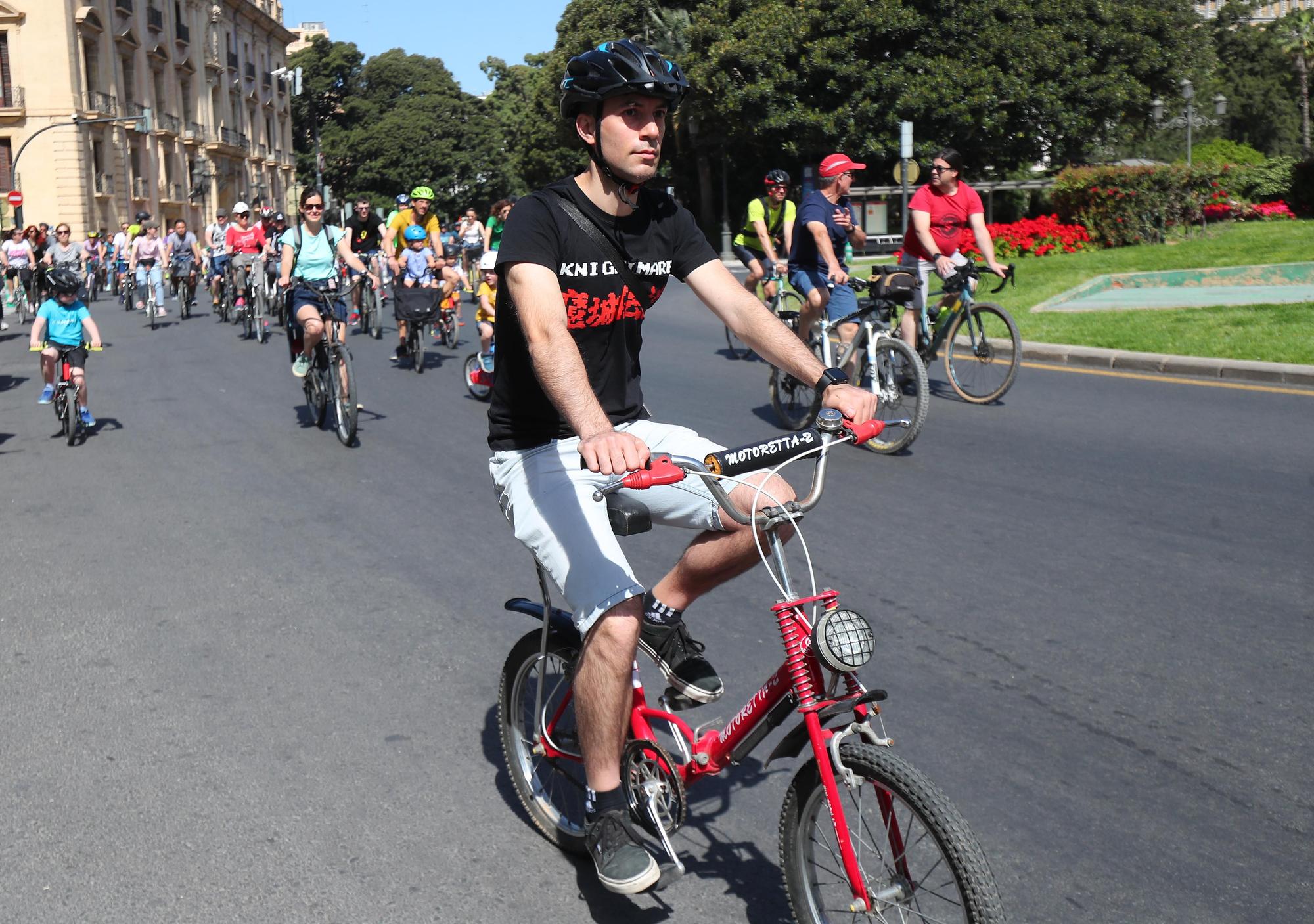 Búscate en la València Bike Parade