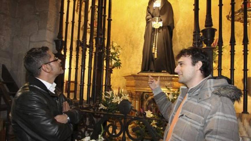 Guillermo Merino y Óscar Antón junto a la capilla de la Soledad en San Juan.