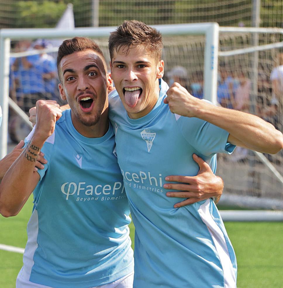 Jugadores del CFI Alicante celebran un gol