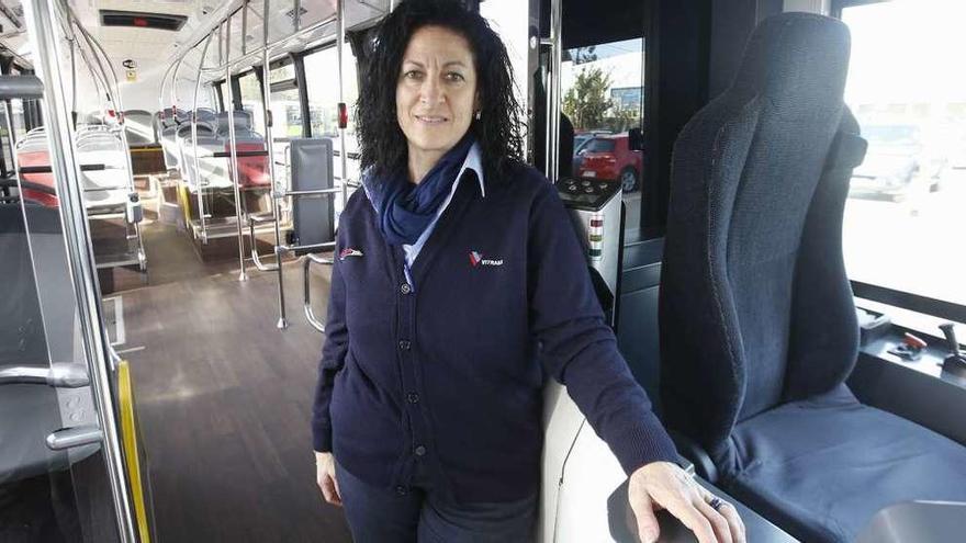 Anna María Gabrieli en el interior de uno de los autobuses de Vitrasa que conduce. // Ricardo Grobas