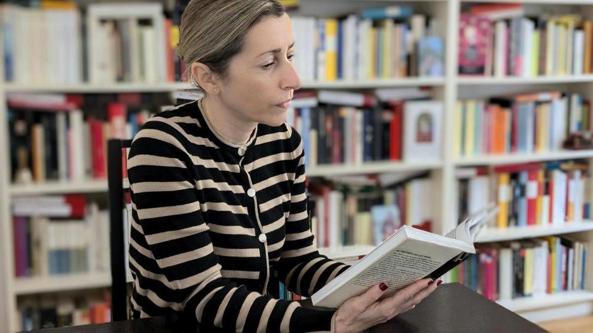 L’editora eivissenca de Planeta, Rocío Fernández, llegint.