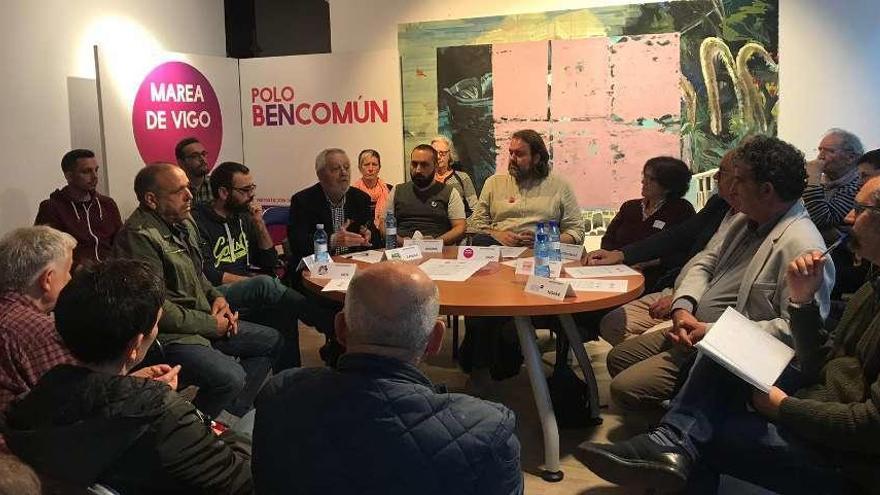 Xosé Manuel Pazos, en el encuentro en Vigo con líderes de otras candidaturas afines. // FdV