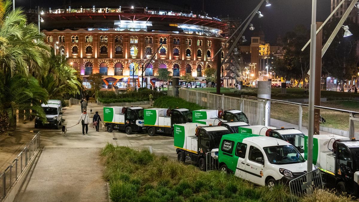 Coches de limpieza en el parque de Joan Miró