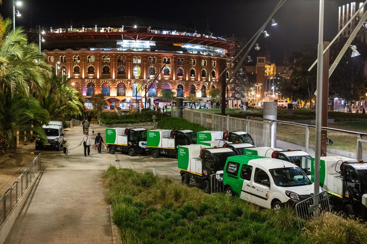 Barcelona omple de vehicles de la neteja el parc de Joan Miró i ho atribueix a «una exposició» Barcelona omple de vehicles de la neteja el parc de Joan Miró i ho atribueix a «una exposició»