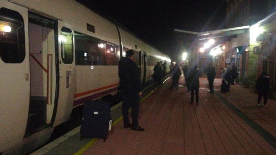 Desenes de passatgers, atrapats en un tren durant hores a Extremadura