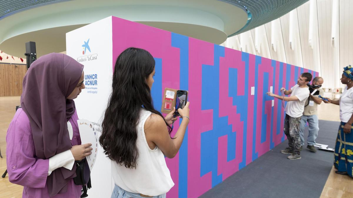 El Día Mundial del Refugiado contó con una dimensión participativa, a través de los murales interactivos del colectivo artístico Boa Mistura.