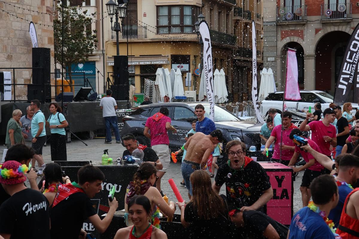 Las peñas calienta motores para la hoguera de San Juan