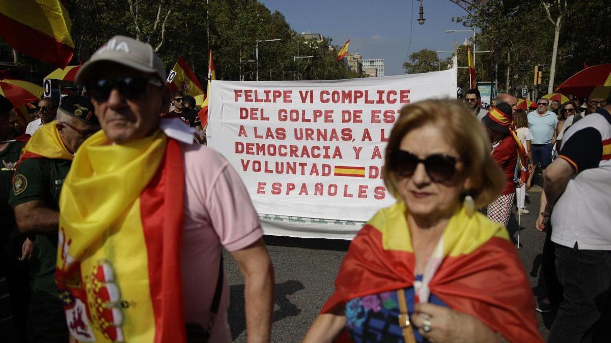 Pancarta contra el rey en la manifestación contra la amnistía en Barcelona