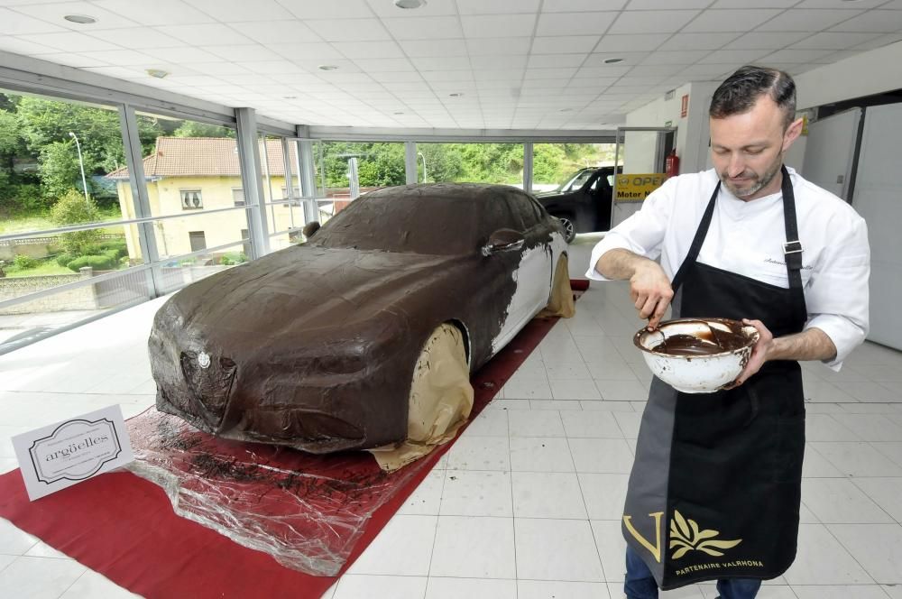 El pastelero Toño Argüelles cubre de chocolate un coche