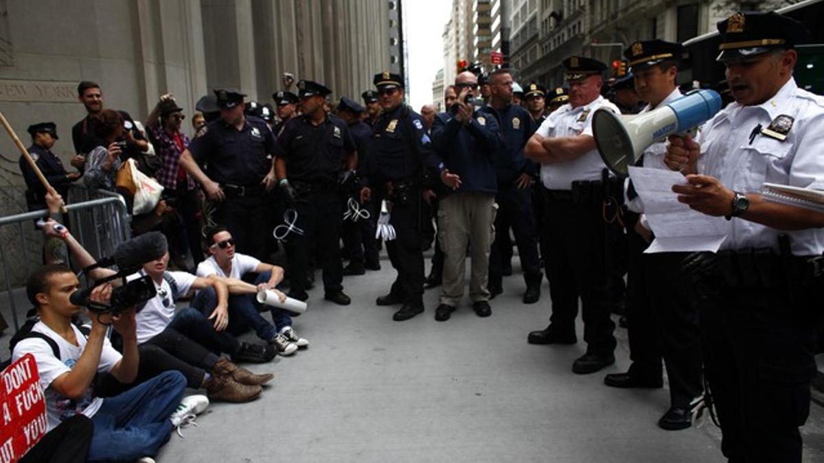 La policía rodea a algunos de los jóvenes acampados en Wall Street.
