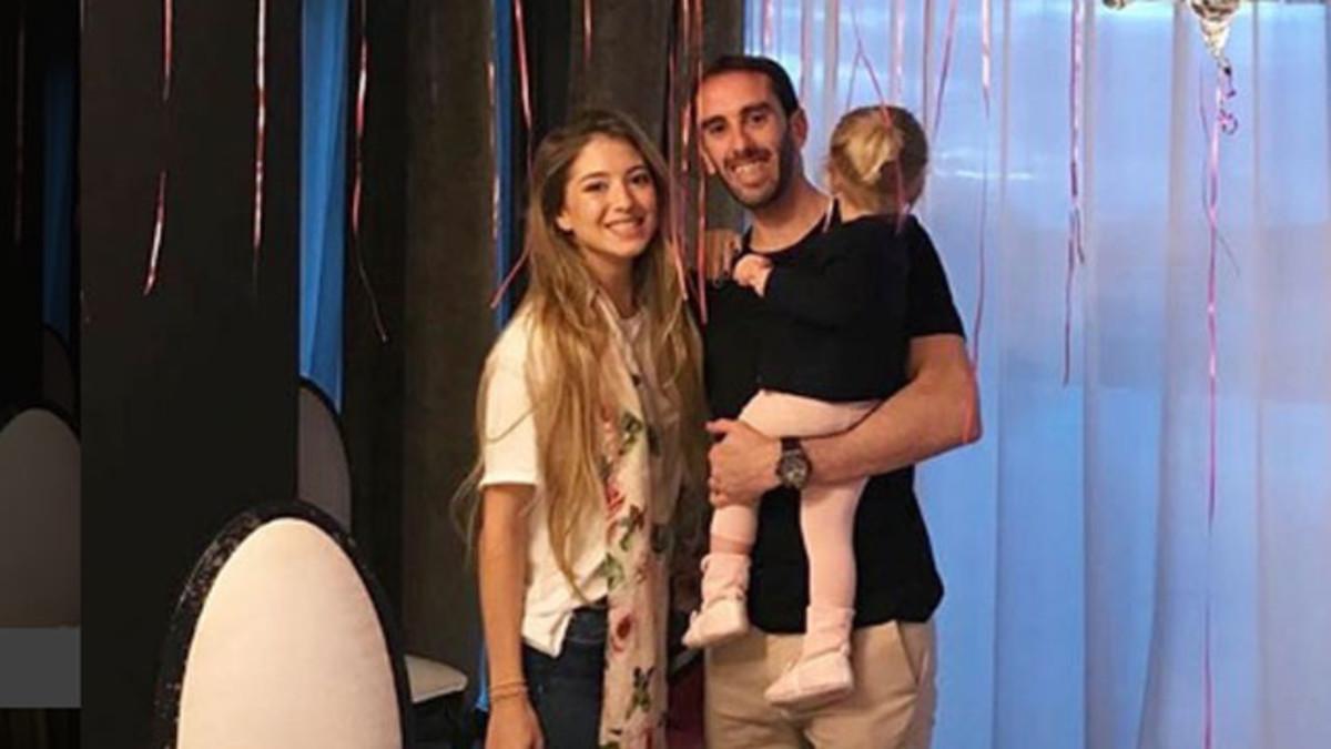 Godín junto a la hija de Griezmann en su cumpleaños