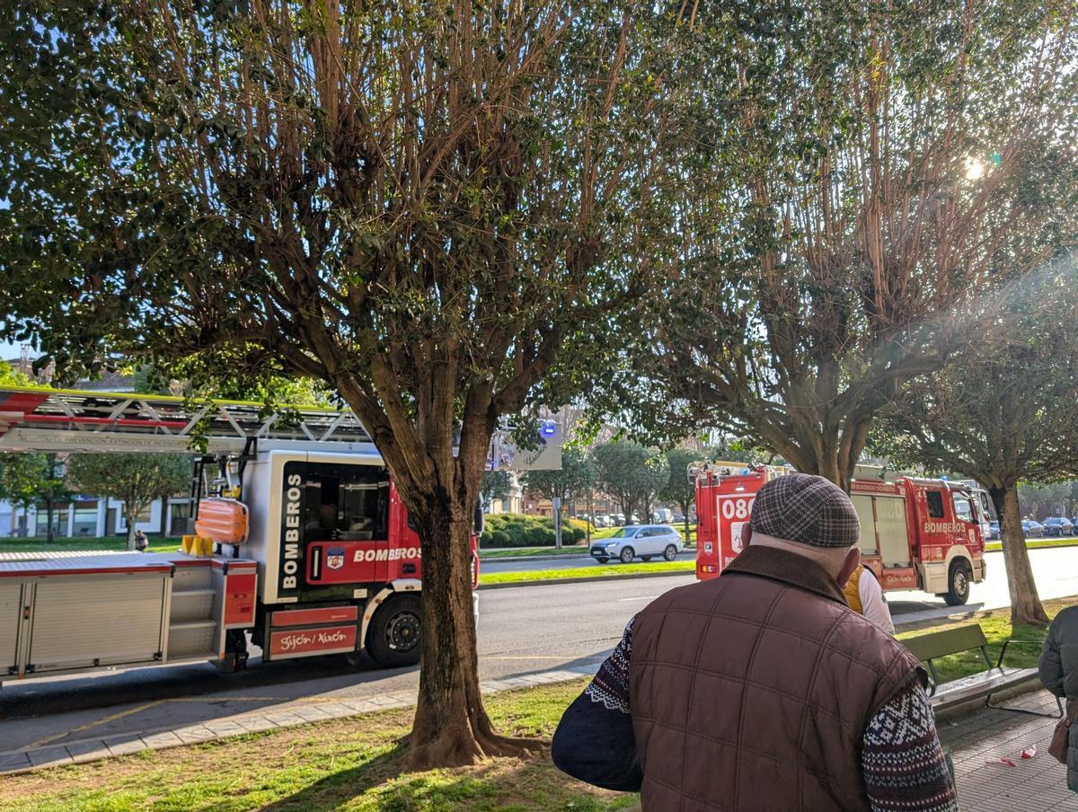 El operativo desplegado en la extinción del incendio en la calle Gaspar García Laviana.