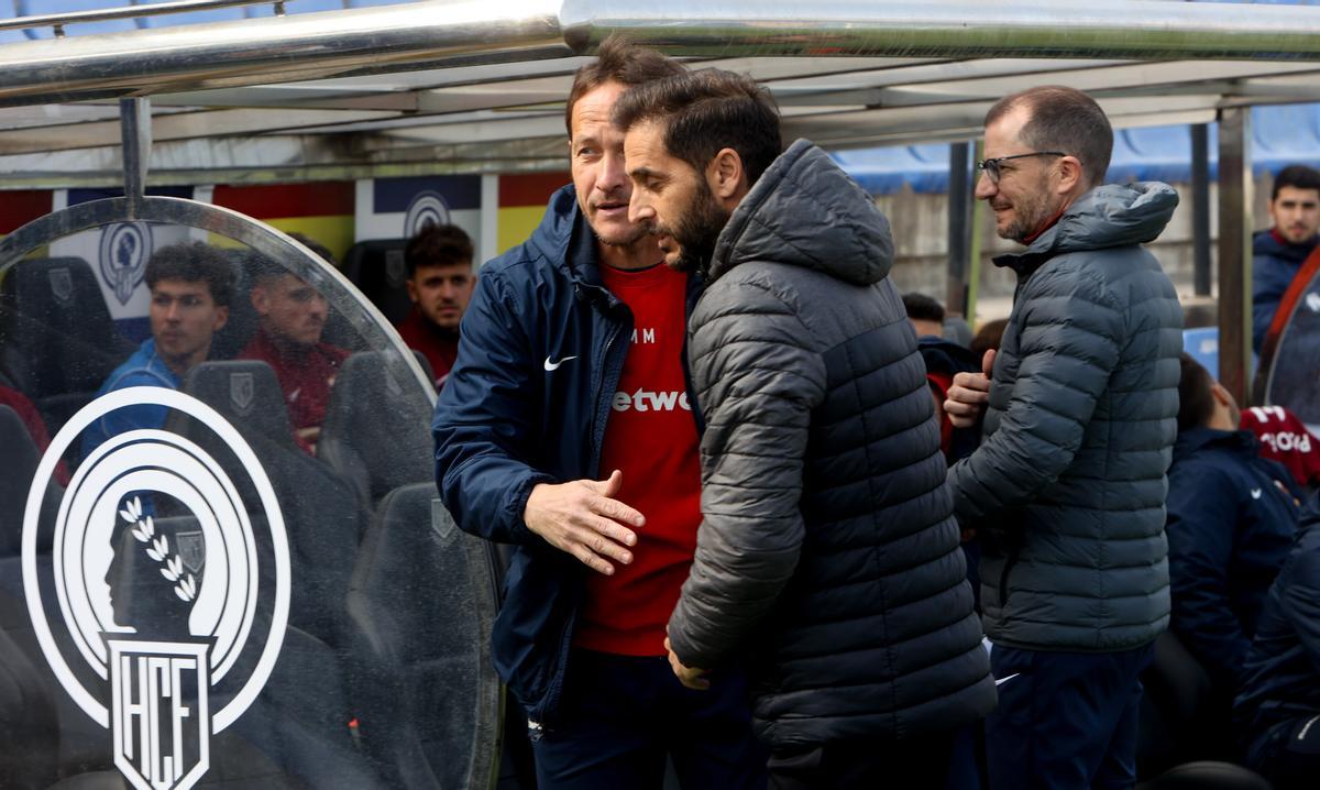 Sergio Mora acude a saludar al banquillo del Eldense con José Juan Romero detrás de él.