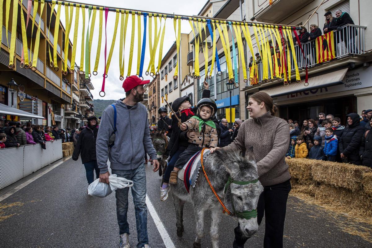 La cercavila de cavalleries i xarrets de Puig-reig s'ha celebrat amb normalitat tot i la pluja La cercavila de cavalleries i xarrets de Puig-reig s'ha celebrat amb normalitat tot i la pluja