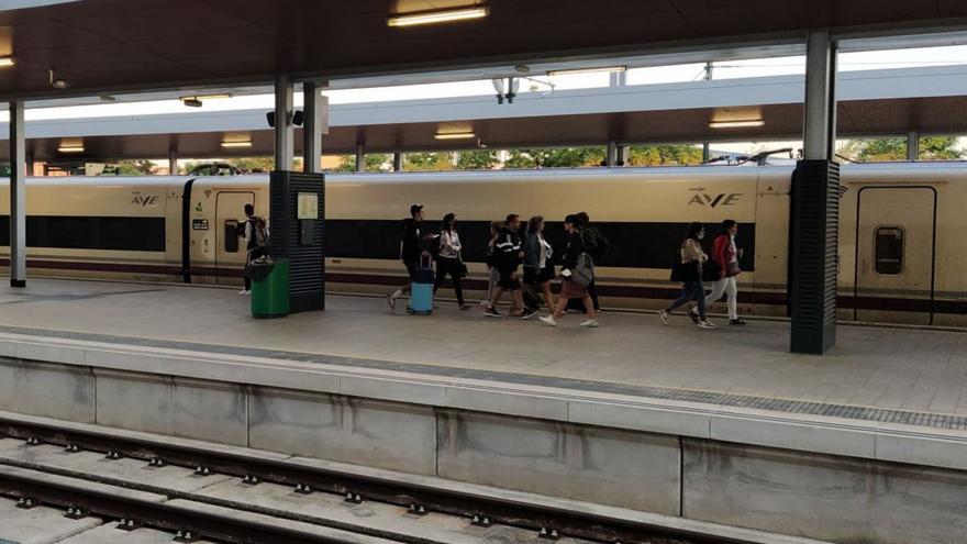 Viajeros en la estación de tren de Zamora, a punto de subirse al tren de Madrid.