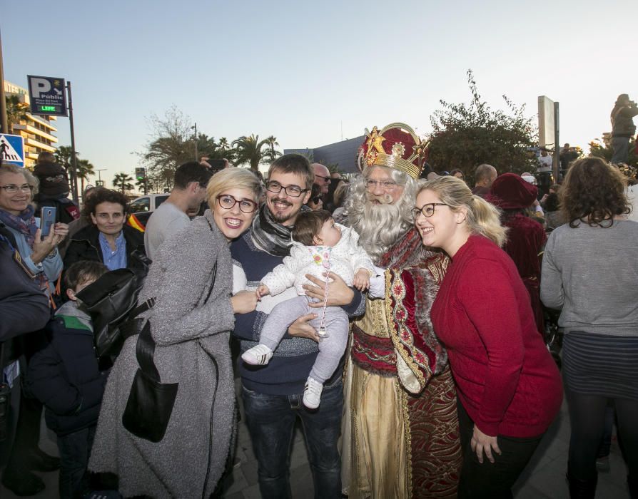 Los Reyes Magos llegan en barco y tocan tierra en las Escaleritas de la Reina.