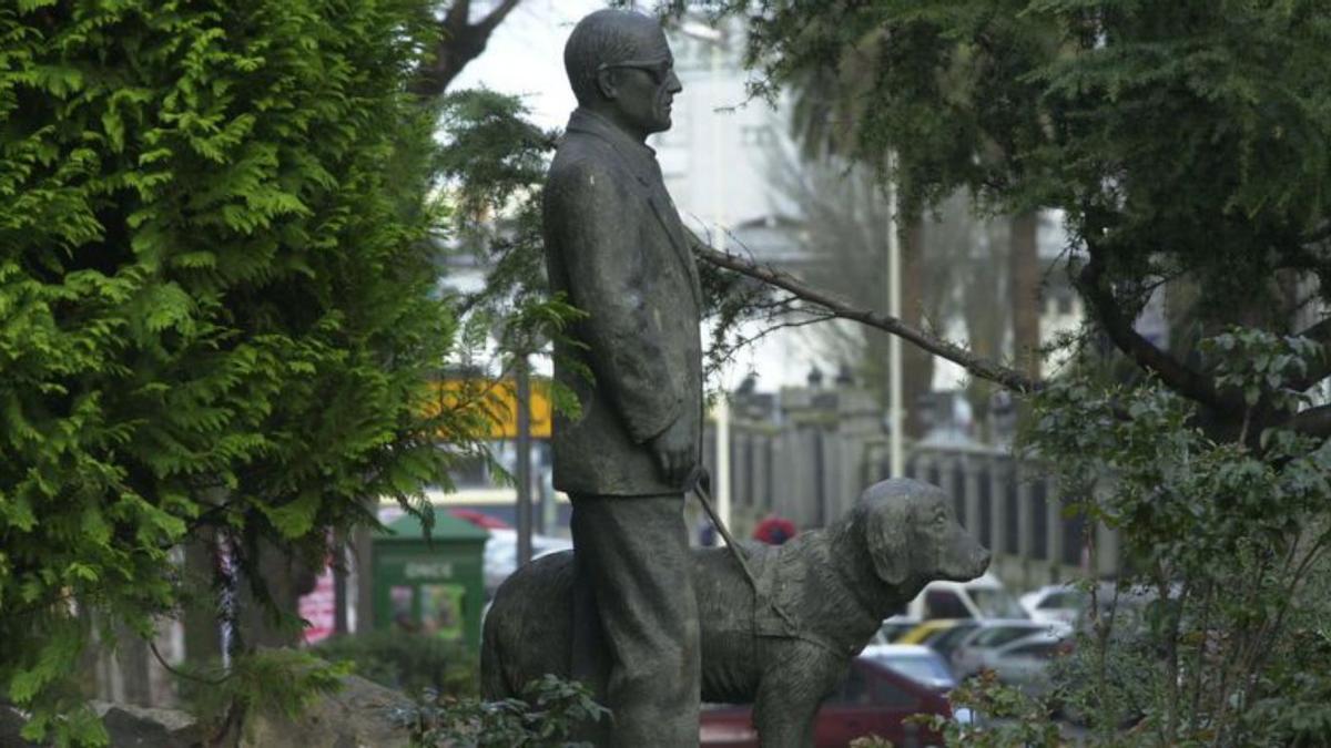 Estatua del perro guía de Cuatro Caminos. |   // CARLOS PARDELLAS