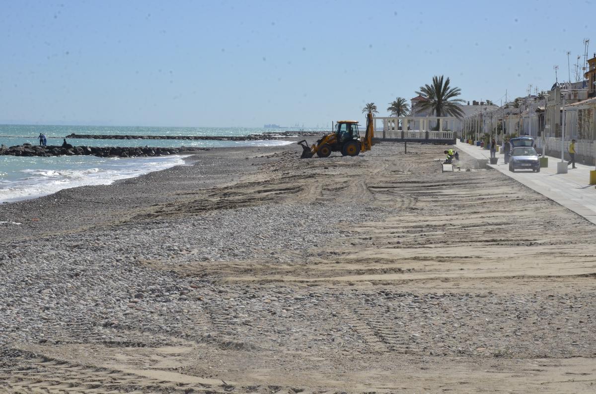 MONCOFA. Trabajos de adecuación de la playa con la vista puesta en Semana Santa.