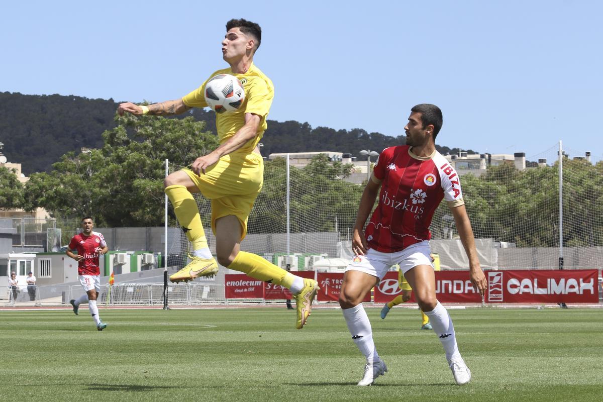 Alberto Retuerta salta para intentar hacerse con el control del balón durante el partido en Ibiza.