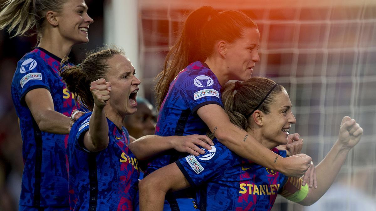 Alexia junto a Pina, Graham y Rolfo celebrando el quinto gol azulgrana durante el partido de ida de las semifinales de la champions femenina de fútbol entre el Barça  y el Wolfsburgo