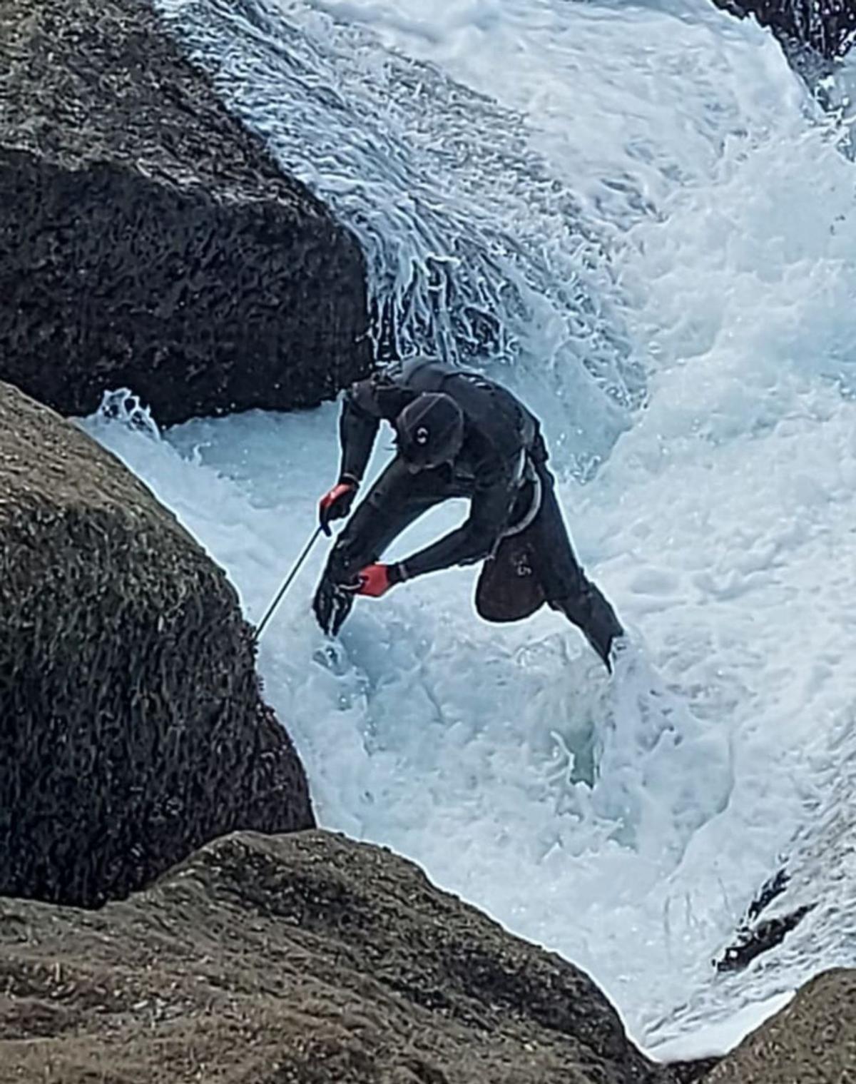 Percebeiros de Bueu trabajando en Cabo Udra justo antes del actual paro biológico.   | // FDV