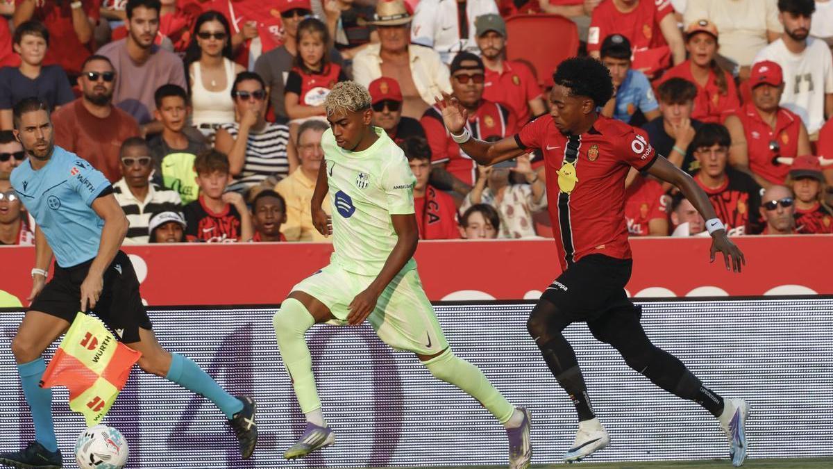 Mojica persigue a Lamine Yamal en el 0-3 de la jornada 1 en Son Moix