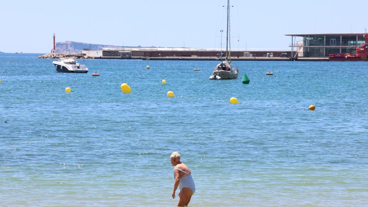 Una bañista en la playa este mes de mayo.