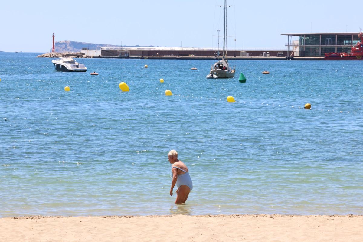 Galería: cerrada una playa de Ibiza tras detectarse un vertido de aguas residuales provocado por la rotura de una tubería