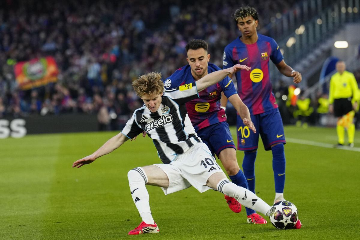 El defensa del Barcelona Eric García, y el delantero del Newcastle Anthony Gordon, disputan un balón durante el partido de vuelta de los octavos de final de la Liga de Campeones. EFE/ Alejandro Garcia. (BarcelonaI)
