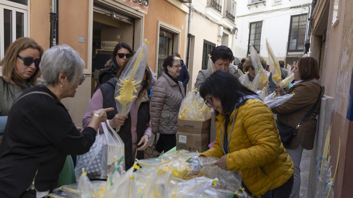 La cofradía "la Burreta" vende unas 700 palmas cada año en Xàtiva