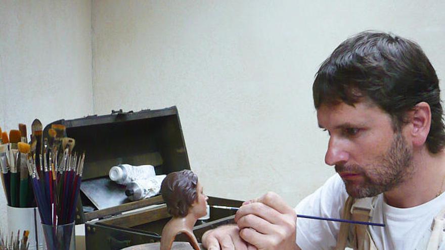 Antonio José Martínez Rodríguez, en pleno trabajo con una de las figuras.