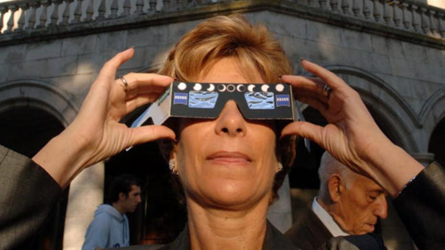 Una mujer observa un eclipse solar // FdV