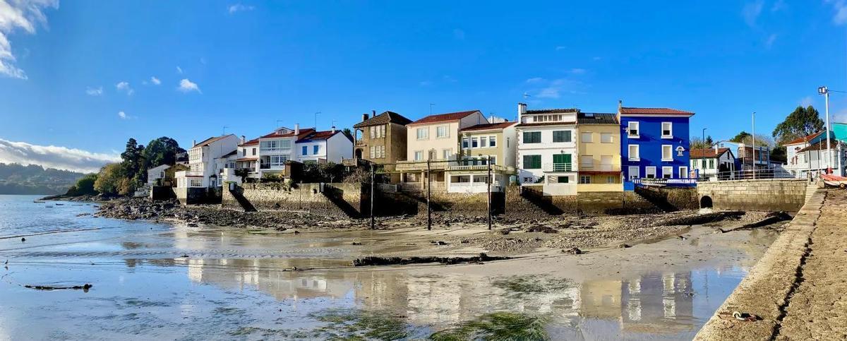 Imagen de parte de la fachada marítima de Redes, en la ría de Ares