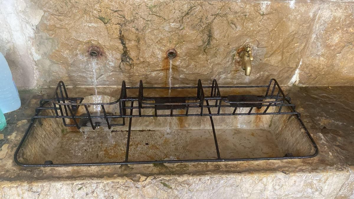 Imagen de la visitada fuente de la Font d'en Segures, sin dos de sus 'xorros'.