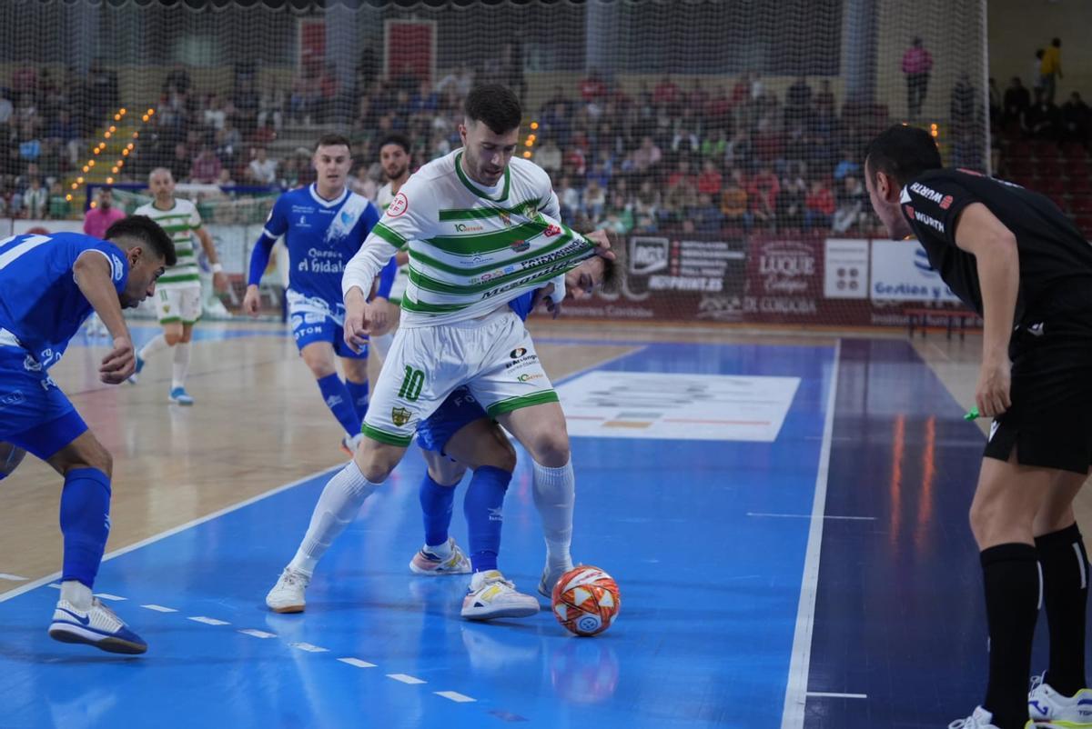 Alberto Saura protege el esférico durante un lance del duelo ante el Manzanares.