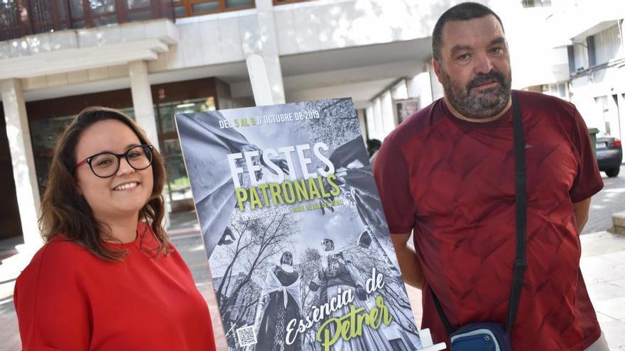 La edil de Fiestas, Ana Tortosa, y el fotógrafo Verdú Rico