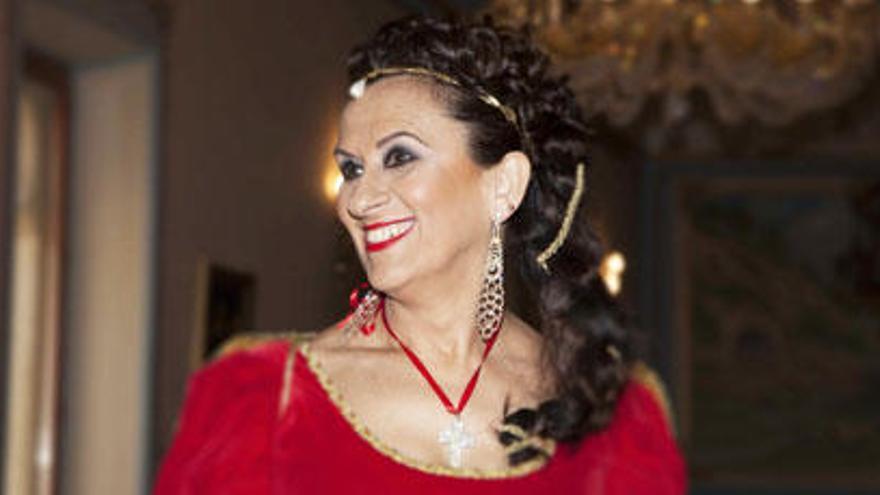 Charo Valeriano, ataviada de la Orden del Dragón.