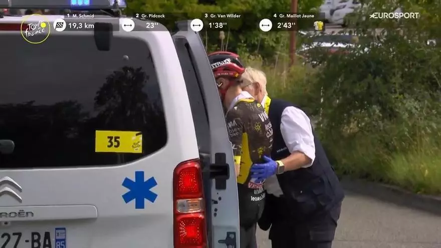 Vingegaard abandona el Tour en ambulancia por una caida