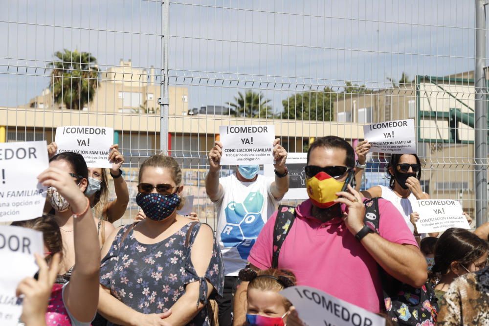 Las familias protestaron montando su propio comedor móvil en plena calle, reivindicando así su situación y exigiendo soluciones urgentes a las administraciones pertinentes.