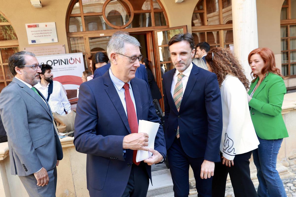 El presidente de la CHS, Mario Urrea, con el consejero de Fomento, Jorge García Montoro, ayer en el Campus de la Merced.