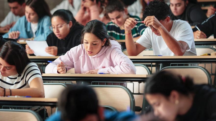 Educación abre la convocatoria de becas 2023/2024 sin resolver la de este curso