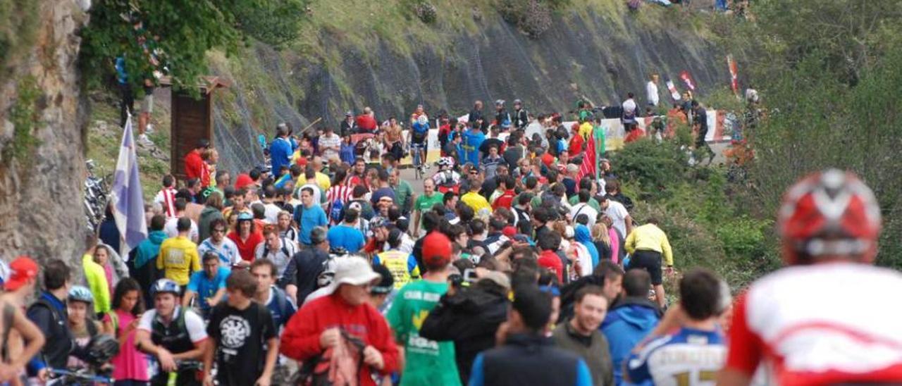 Aficionados esperan en la Cueña les Cabres el paso del pelotón en la edición de 2013.