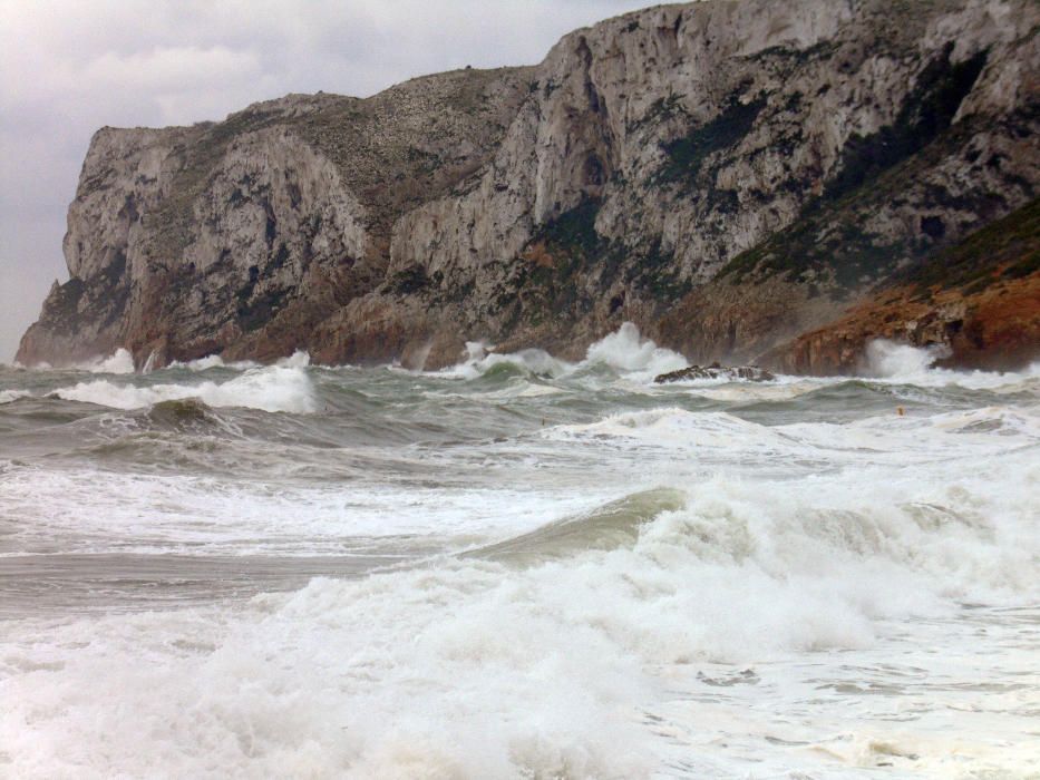 Grandes olas en les rotes de Dénia