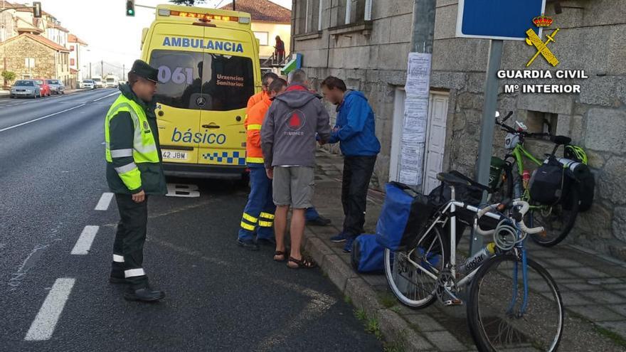 Una ambulancia trasladó al ciclista herido. // G. Civil
