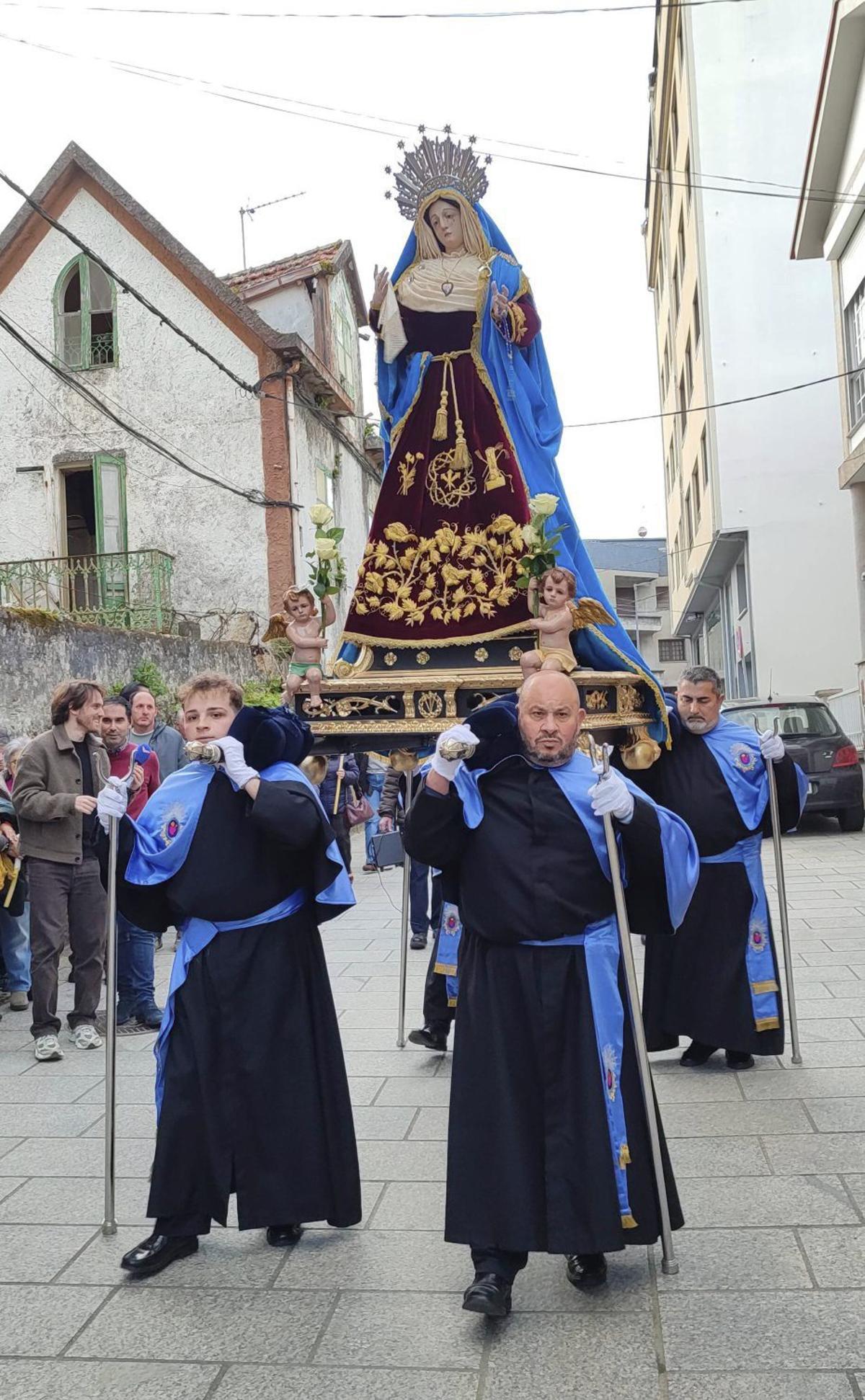 La imagen tras ser sacada de la casa en la que se cutodia todo el año. | SANTOS ÁLVAREZ