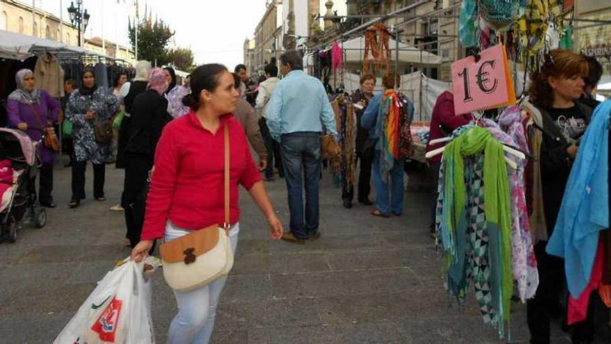 Puestos con mercancía a la venta en la zona del mercadillo en el Paseo da Corredoira. // E. G.