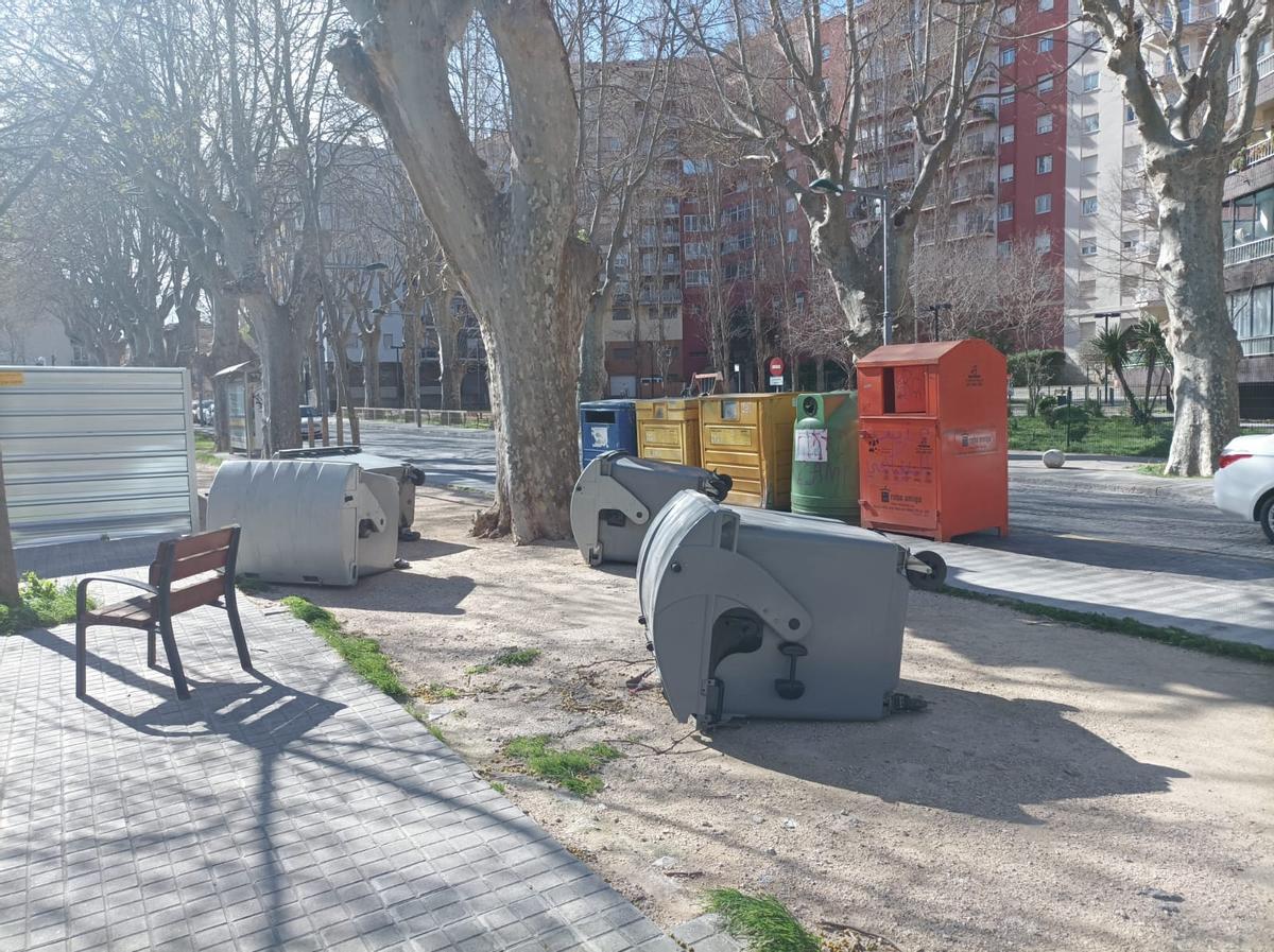 Contenidors bolcats a l'avinguda de Perpinyà