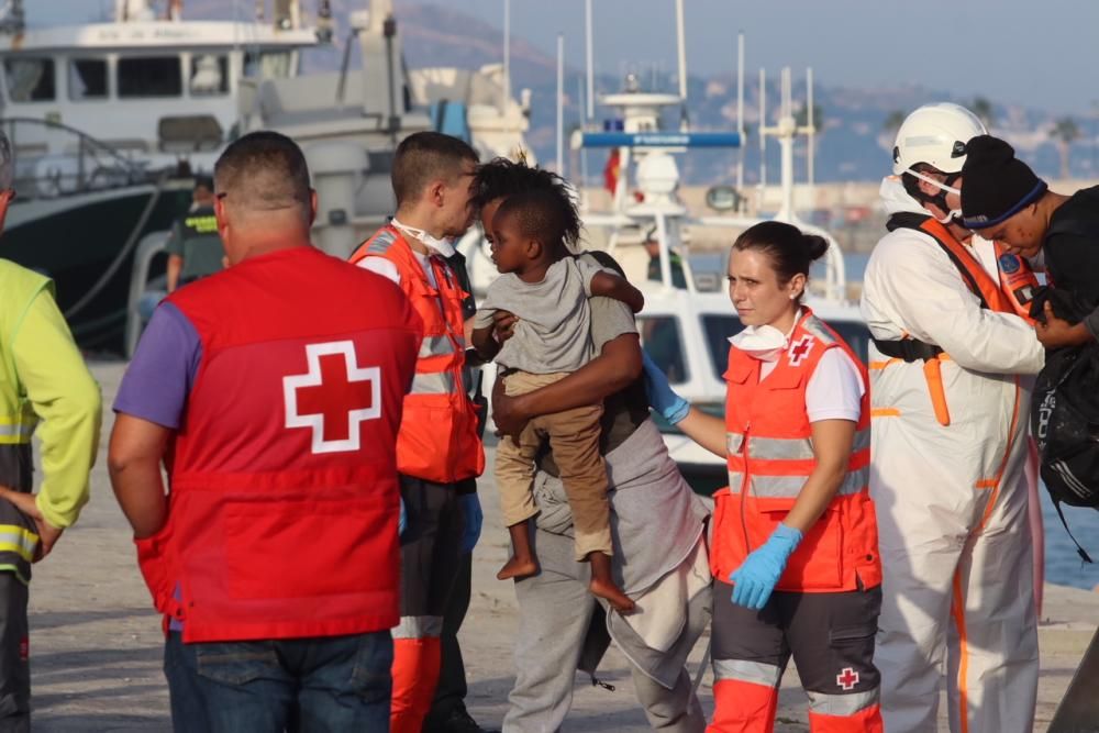 Llegan al puerto de Málaga 180 personas rescatadas de tres pateras