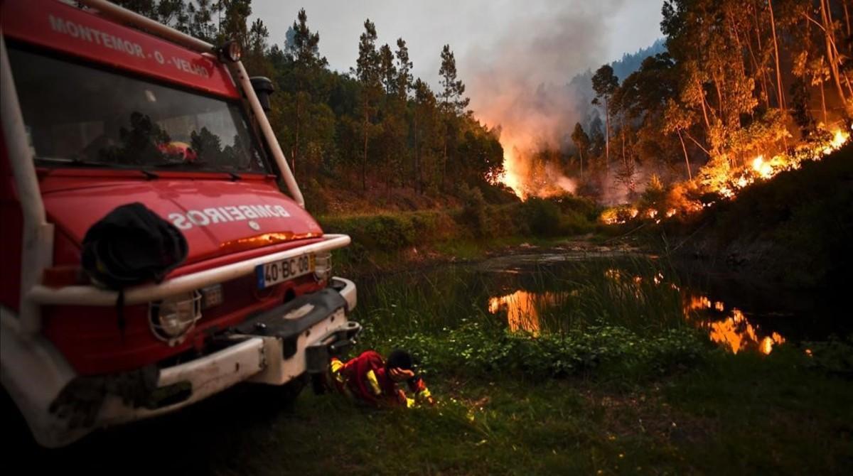 zentauroepp38938879 a firefighter rests next to fire combat truck during a wildf170618090335