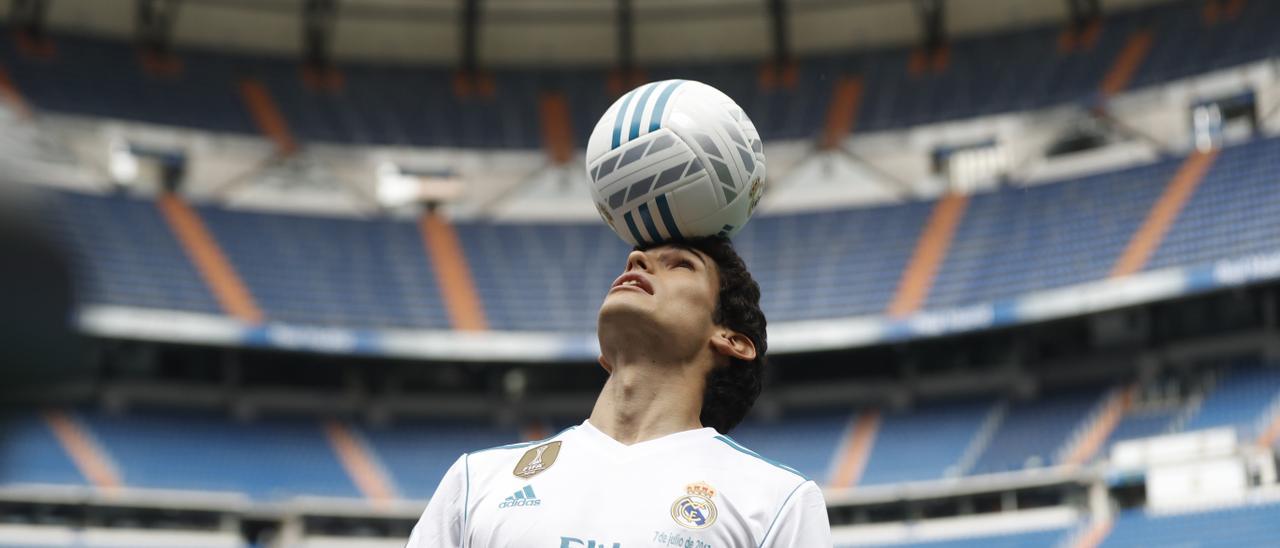 Vallejo controla un balón con la cabeza en su etapa en el Real Madrid.